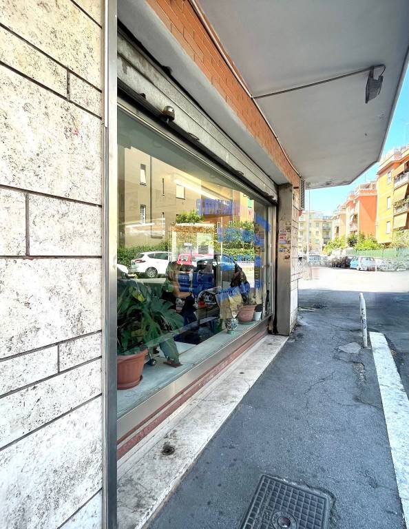 negozio in vendita a Roma in zona Portuense