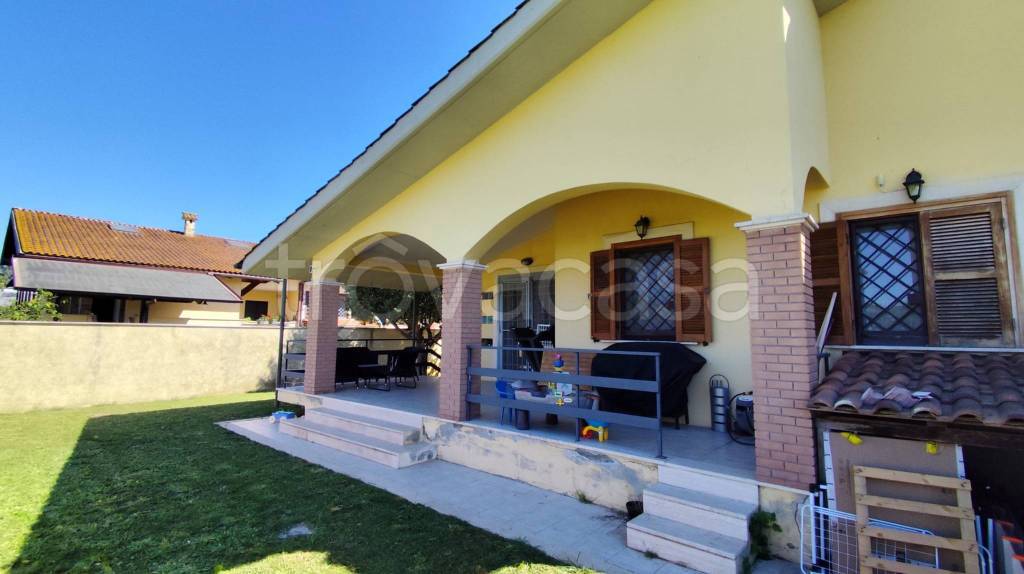 casa indipendente in vendita a Roma in zona Ostia Antica