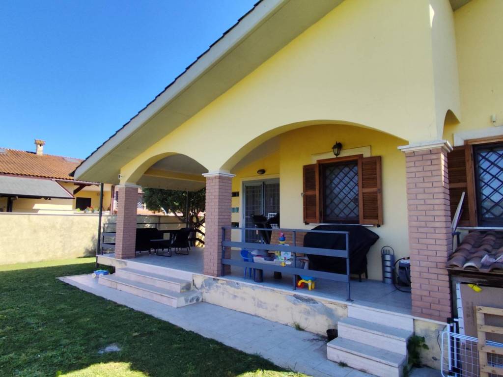 casa indipendente in vendita a Roma in zona Ostia Antica