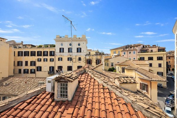appartamento in vendita a Roma in zona Rione Regola
