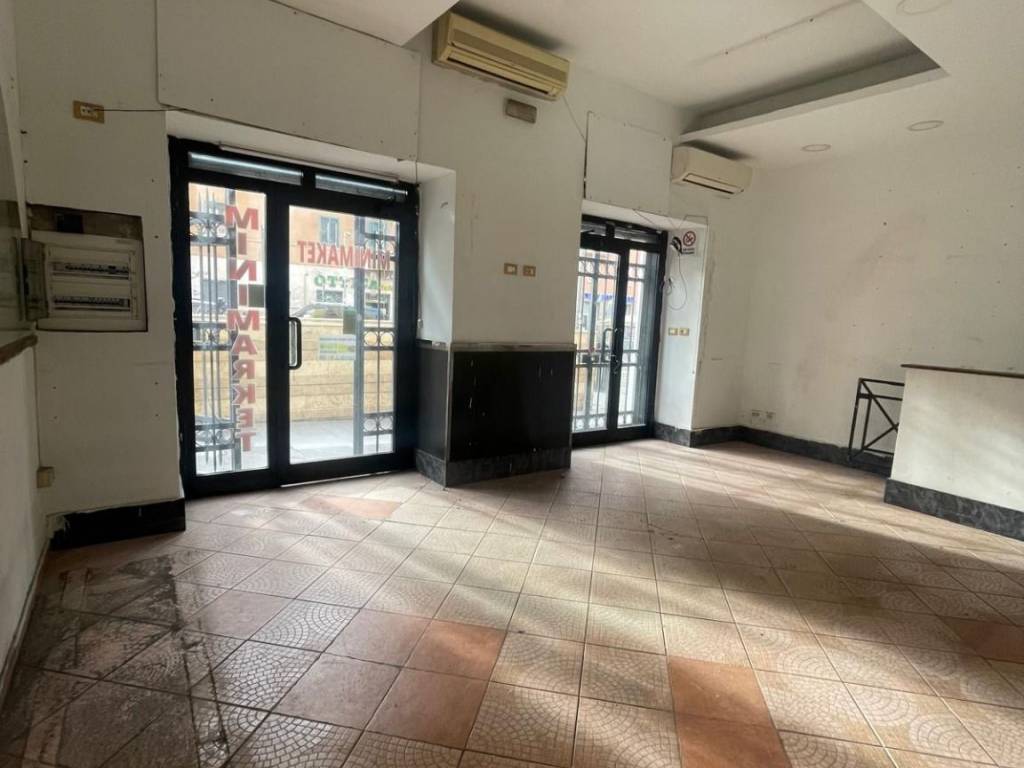 negozio in vendita a Roma in zona Tuscolano