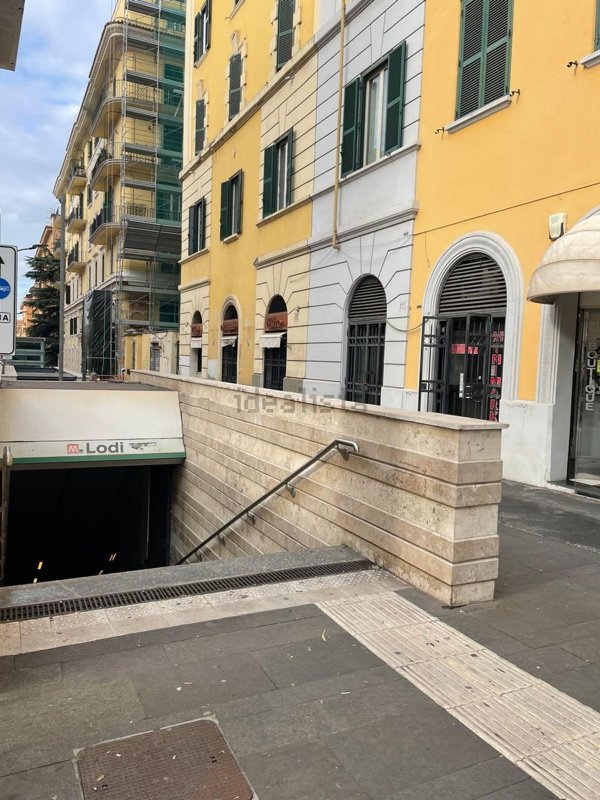 locale commerciale in vendita a Roma in zona Tuscolano