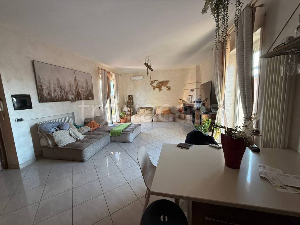 appartamento in vendita a Roma in zona Torre Angela