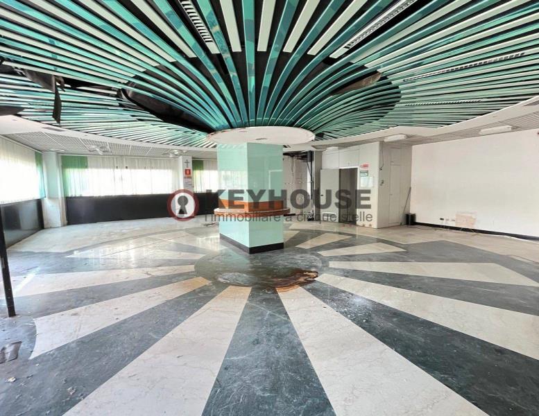 locale commerciale in vendita a Roma in zona Torrino
