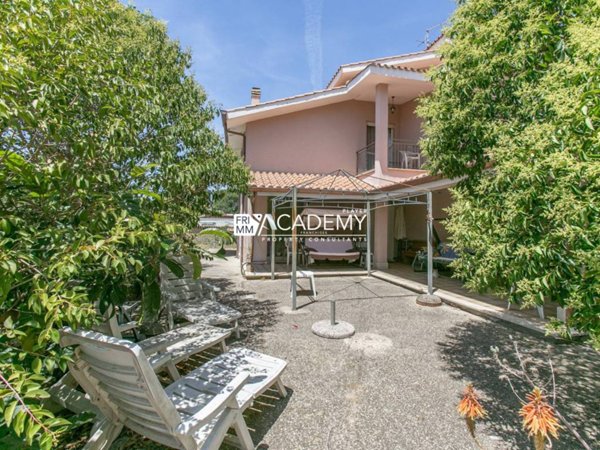 casa indipendente in vendita a Roma in zona Infernetto