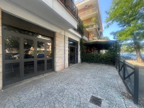 negozio in vendita a Roma in zona Appio Claudio