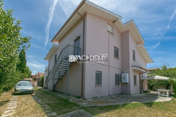 casa indipendente in vendita a Roma in zona Infernetto