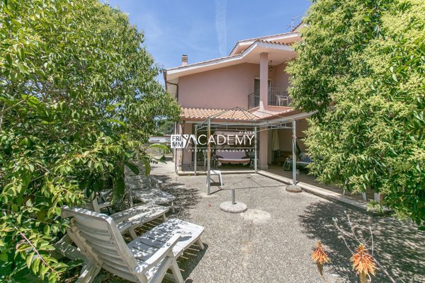 casa indipendente in vendita a Roma in zona Infernetto