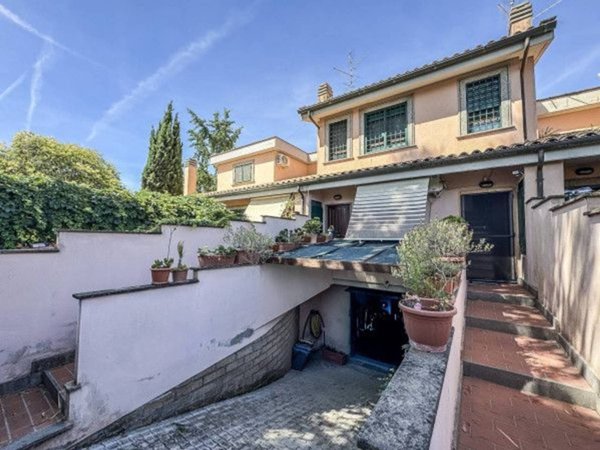 casa indipendente in vendita a Roma in zona Infernetto