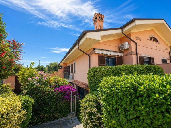 casa indipendente in vendita a Roma in zona Infernetto