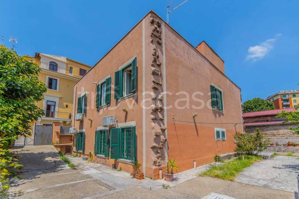 appartamento in vendita a Roma in zona Prenestino-Labicano