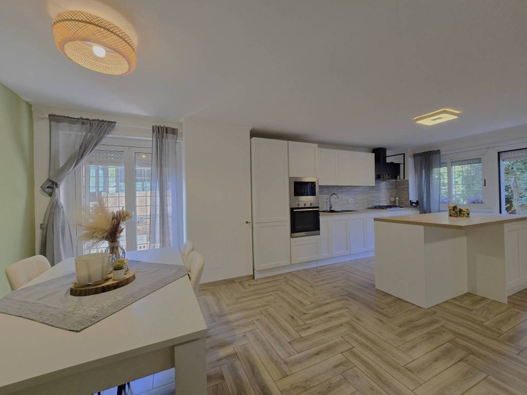 appartamento in vendita a Roma in zona Axa