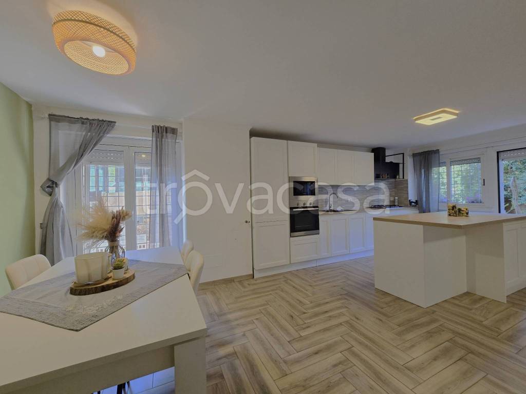 appartamento in vendita a Roma in zona Axa