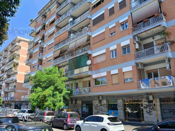 locale commerciale in vendita a Roma in zona Tuscolano