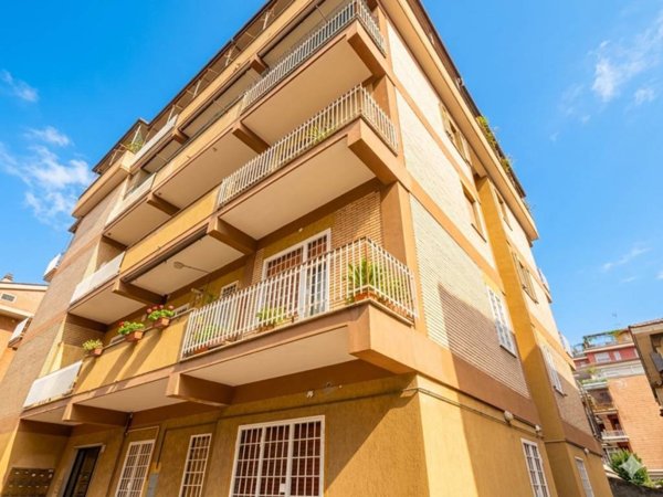 appartamento in vendita a Roma in zona Tomba di Nerone