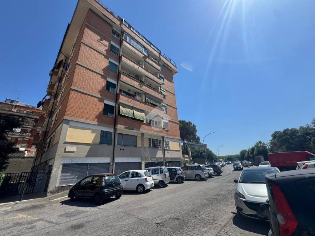 negozio in vendita a Roma in zona Magliana Vecchia