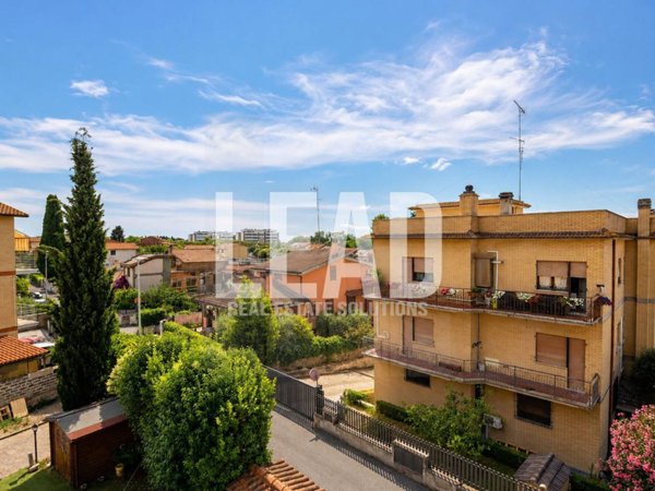 appartamento in vendita a Roma in zona Torrione Cerquetta
