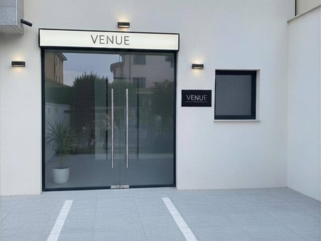 negozio in vendita a Roma in zona Torre Angela