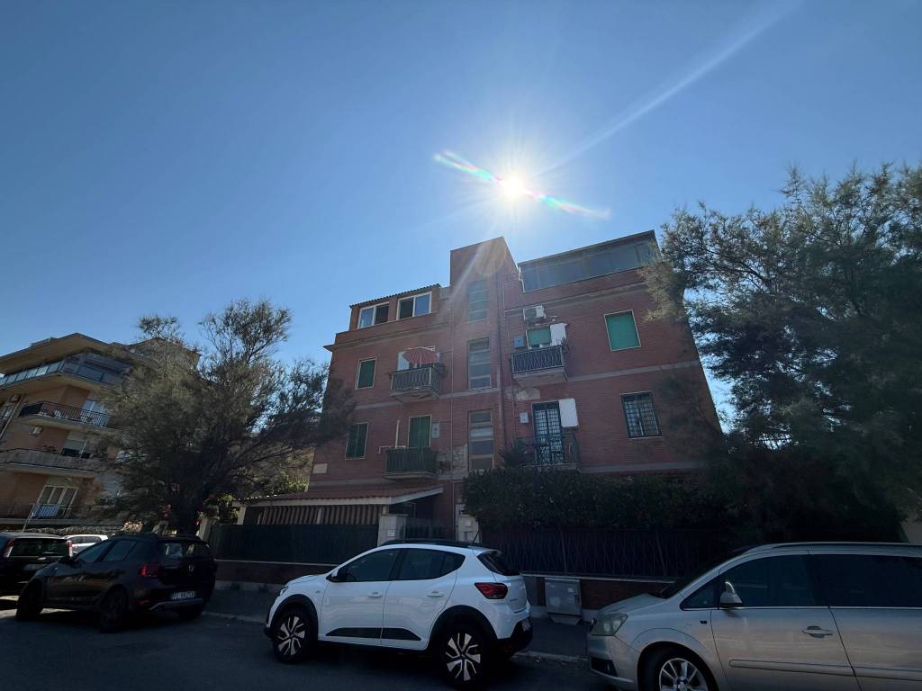 appartamento in vendita a Roma in zona Ostia Antica