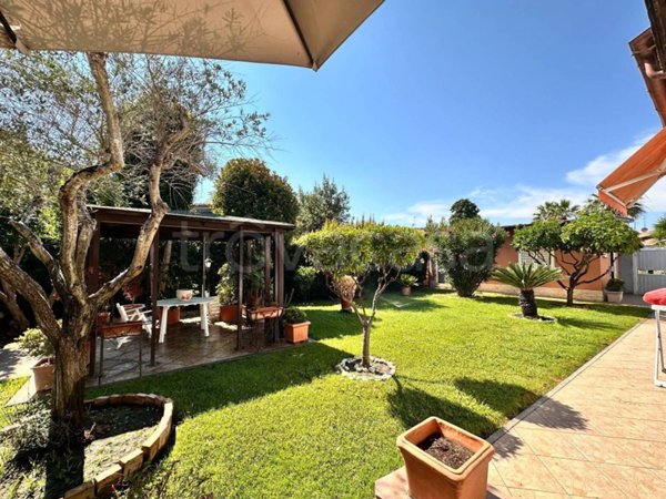 casa indipendente in vendita a Roma in zona Infernetto