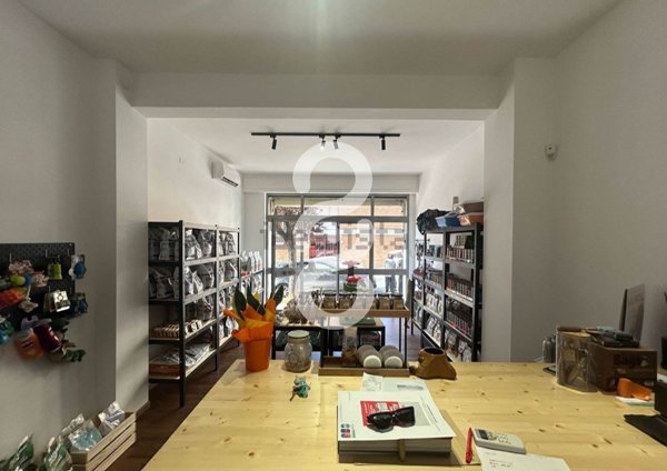 locale commerciale in vendita a Roma in zona Appio Latino