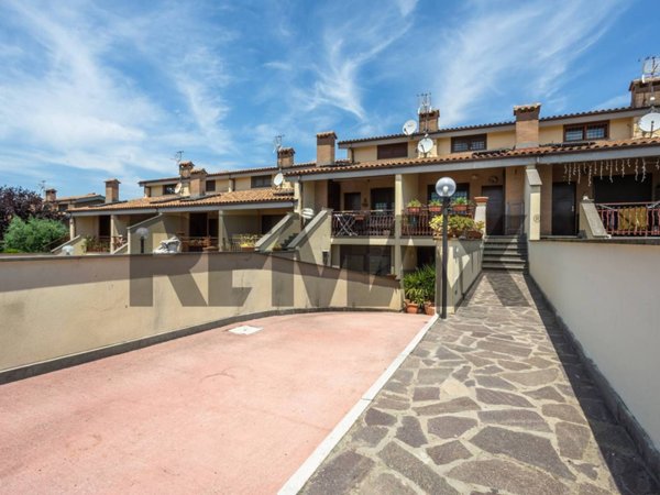 casa indipendente in vendita a Roma in zona Lunghezza