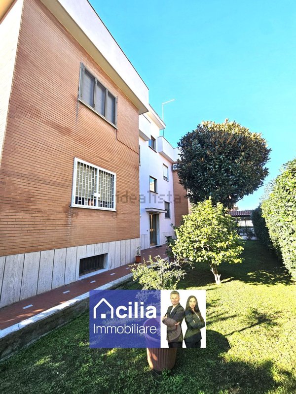 appartamento in vendita a Roma in zona Axa