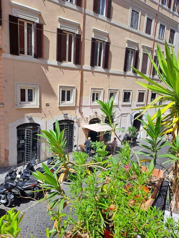 appartamento in vendita a Roma in zona Rione Regola