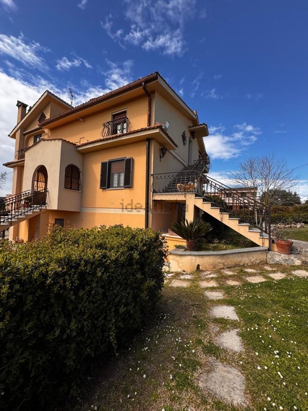 appartamento in vendita a Roma in zona Valle Santa
