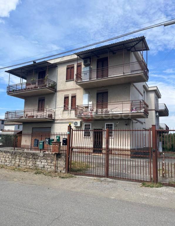 appartamento in vendita a Roma in zona Lago Regillo