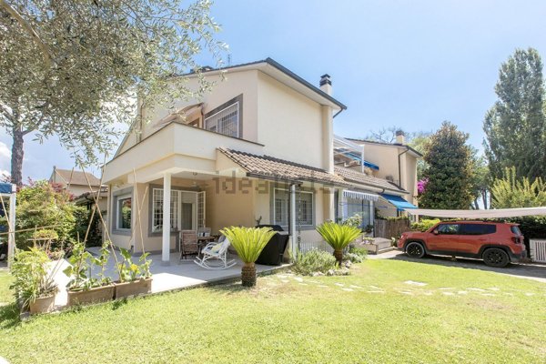 casa indipendente in vendita a Roma in zona Casal Palocco