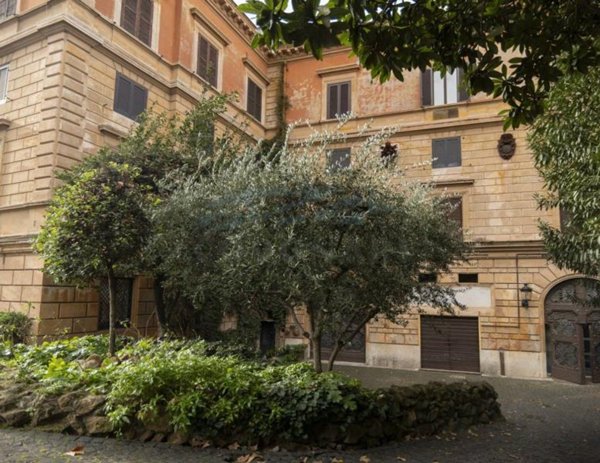appartamento in vendita a Roma in zona Pigna - Sant'Angelo