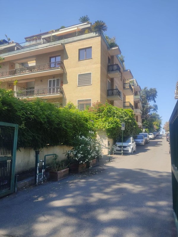 appartamento in vendita a Roma in zona Tomba di Nerone