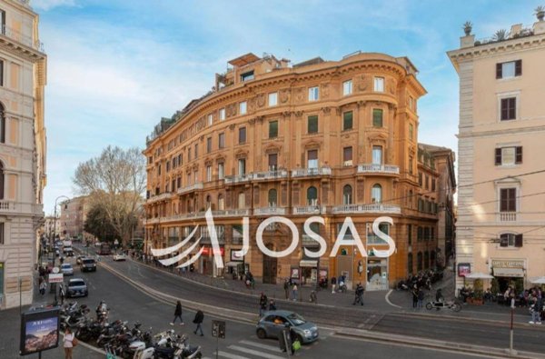 appartamento in vendita a Roma in zona Rione Regola