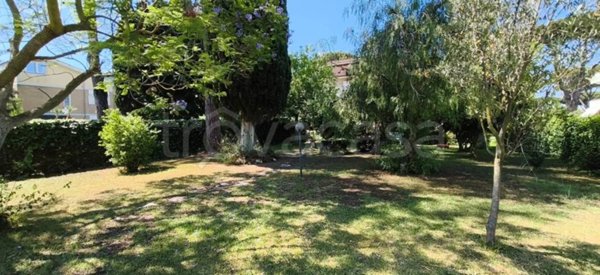 casa indipendente in vendita a Roma in zona Casal Palocco