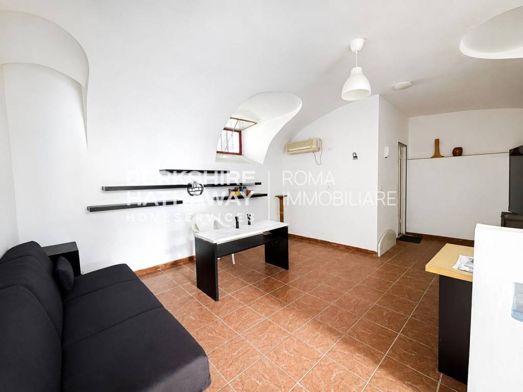 locale commerciale in vendita a Roma in zona Castro Pretorio