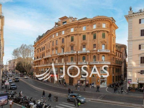 appartamento in vendita a Roma in zona Pigna - Sant'Angelo