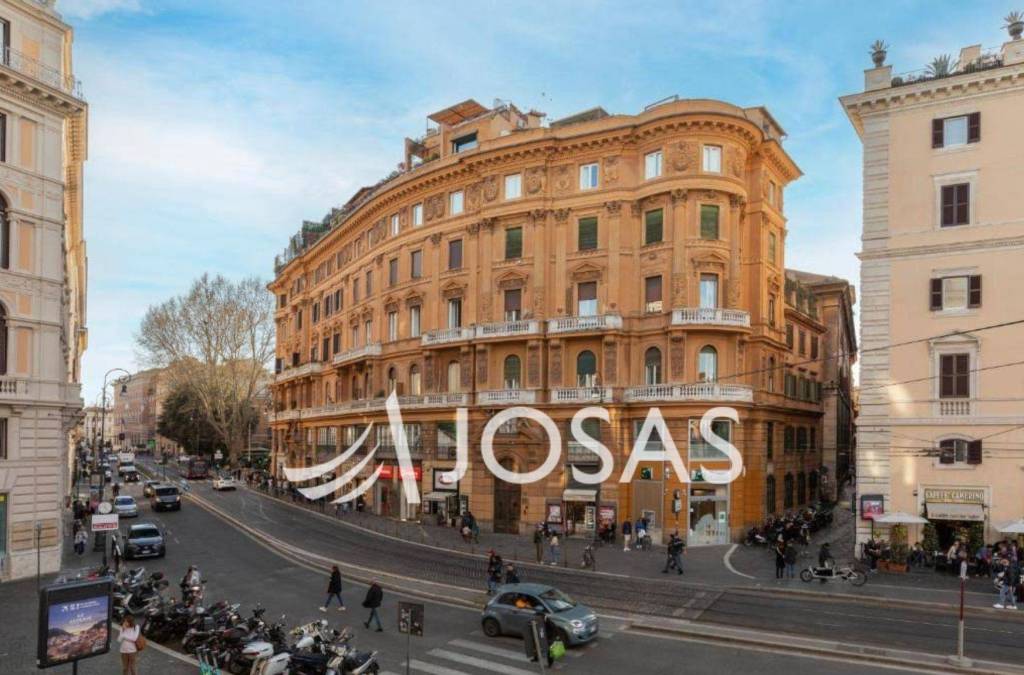 appartamento in vendita a Roma in zona Parione/Sant'Eustachio