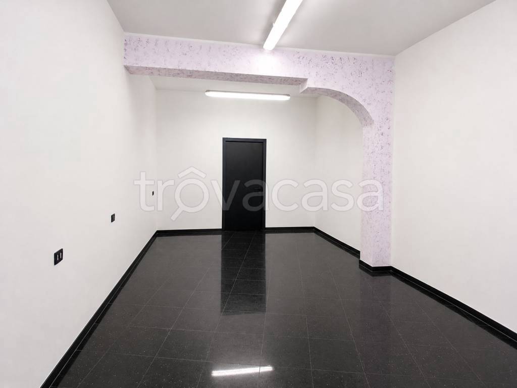 negozio in vendita a Roma in zona Torre Maura