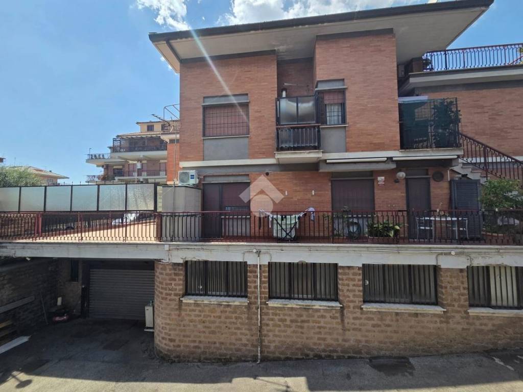 negozio in vendita a Roma in zona Casal Morena