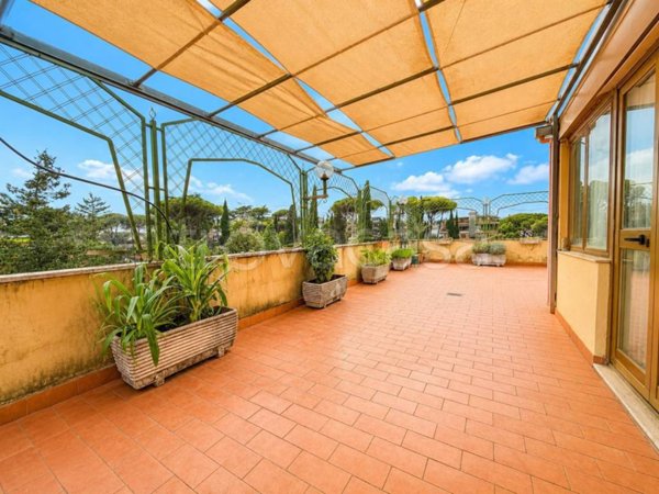 appartamento in vendita a Roma in zona Tomba di Nerone
