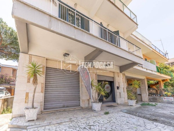 negozio in vendita a Roma in zona Torre Maura
