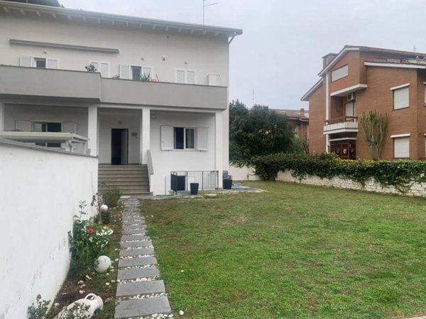appartamento in vendita a Roma in zona Axa