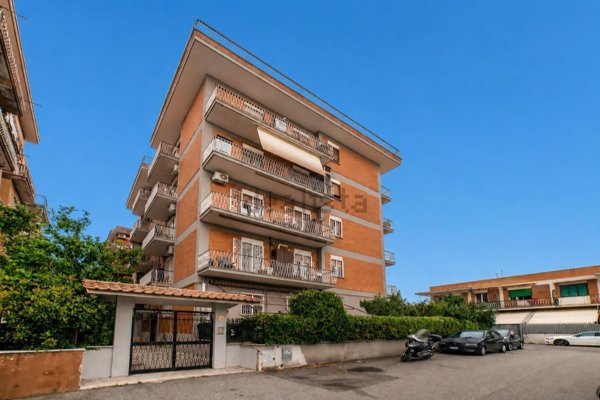 appartamento in vendita a Roma in zona Torre Angela
