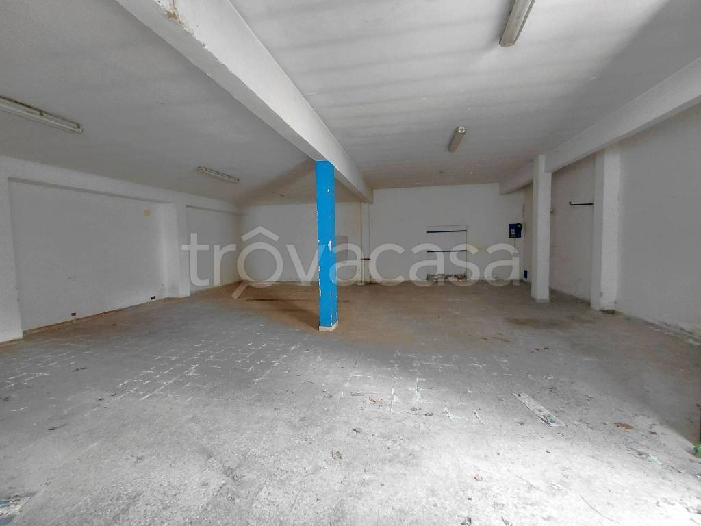 locale commerciale in vendita a Roma in zona Acilia
