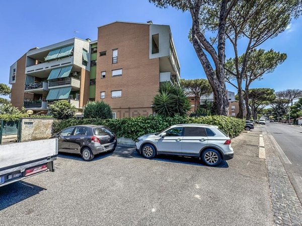 appartamento in vendita a Roma in zona Axa