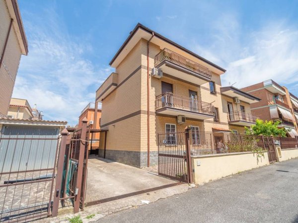 appartamento in vendita a Roma in zona Torre Angela