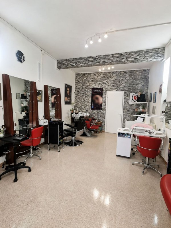 locale commerciale in vendita a Roma in zona Tomba di Nerone
