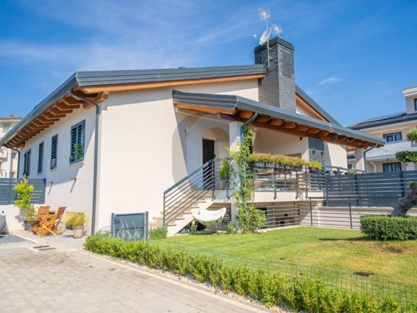casa indipendente in vendita a Roma