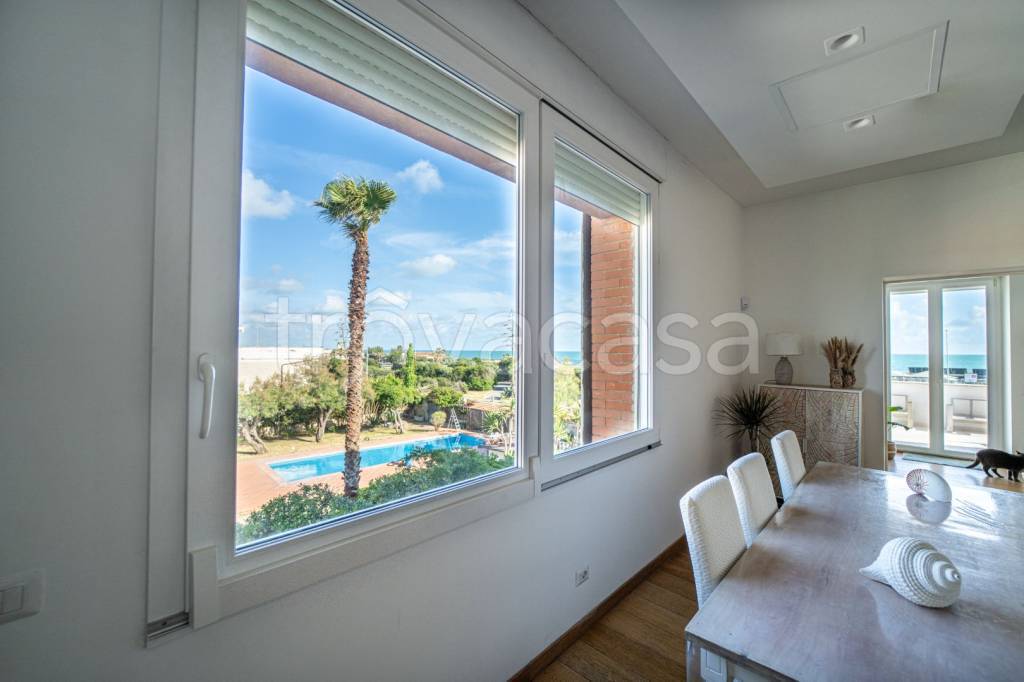 appartamento in vendita a Roma in zona Lido di Castel Fusano
